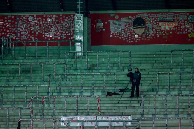 2026.03.11, Fußball, DFB-Pokal Frauen, SGS Essen - SV Werder Bremen, Viertelfinale, Stadion an der Hafenstraße, Damen, Saison 2025 2026: Ein einsamer Kameramann steht auf der verlassenen Tribüne Feature leer Zuschauertribüne DFB regulations prohibit any use of photographs as image sequences and or quasi-video. Nordrhein-Westfalen Deutschland