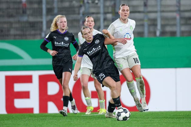 2026.03.11, Fußball, DFB-Pokal Frauen, SGS Essen - SV Werder Bremen, Viertelfinale, Stadion an der Hafenstraße, Damen, Saison 2025 2026: Paulina Platner (SGS Essen 25) im Zweikampf gegen Lina Hausicke (Werder Bremen 18) DFB regulations prohibit any use of photographs as image sequences and or quasi-video. Nordrhein-Westfalen Deutschland