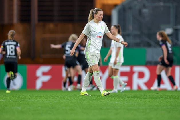 2026.03.11, Fußball, DFB-Pokal Frauen, SGS Essen - SV Werder Bremen, Viertelfinale, Stadion an der Hafenstraße, Damen, Saison 2025 2026: Medina Desic (Werder Bremen 09) steht enttäuscht Enttäuschung auf dem Spielfeld nach dem Tor zum 0:1 durch Torschütze Ella Touon (SGS Essen 32) DFB regulations prohibit any use of photographs as image sequences and or quasi-video. Nordrhein-Westfalen Deutschland