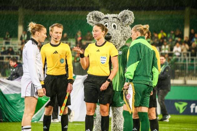 Deutschland: Fussball DFB-Pokal Frauen 2025 2026, Viertelfinale VfL Wolfsburg vs Eintracht Frankfurt AOK Stadion (Wolfsburg): SchiedsrichterFranziska Wildfeuer 1. AssistentSimone Jakob 2. AssistentAdrian Mazurkiewicz Alexandra Popp (VfL Wolfsburg Frauen, 11) Laura Freigang (Eintracht Frankfurt Frauen, 10) Wolfsburg Copyright: xAymanxAlahmedx