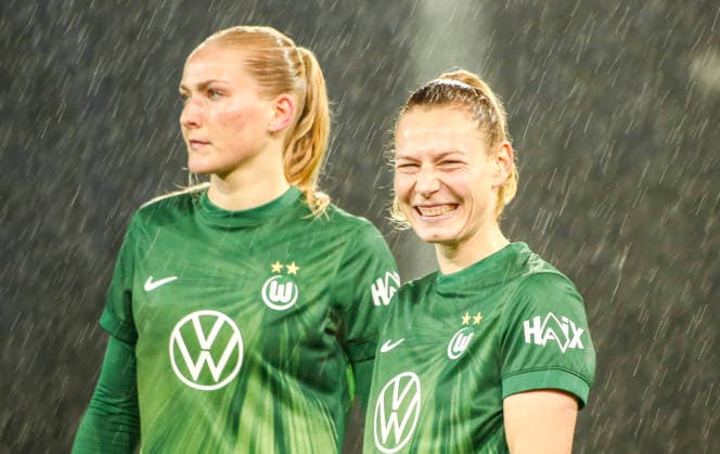 Deutschland: Fussball DFB-Pokal Frauen 2025 2026, Viertelfinale VfL Wolfsburg vs Eintracht Frankfurt AOK Stadion (Wolfsburg): Camilla Küver Camilla Kuver (VfL Wolfsburg Frauen, 16) Sarai Linder (VfL Wolfsburg Frauen, 39) Wolfsburg Copyright: xAymanxAlahmedx