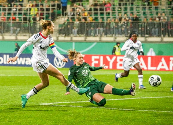 Deutschland: Fussball DFB-Pokal Frauen 2025 2026, Viertelfinale VfL Wolfsburg vs Eintracht Frankfurt AOK Stadion (Wolfsburg): Laura Freigang (Eintracht Frankfurt Frauen, 10) Wolfsburg Copyright: xAymanxAlahmedx