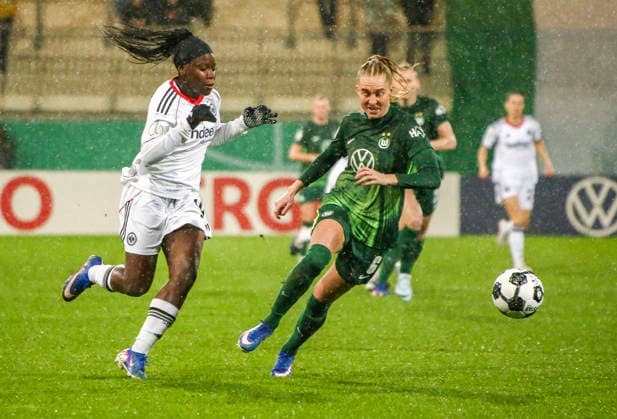 Deutschland: Fussball DFB-Pokal Frauen 2025 2026, Viertelfinale VfL Wolfsburg vs Eintracht Frankfurt AOK Stadion (Wolfsburg): Nicole Anyomi (Eintracht Frankfurt Frauen, 19) Janina Minge (VfL Wolfsburg Frauen, 6) Wolfsburg Copyright: xAymanxAlahmedx