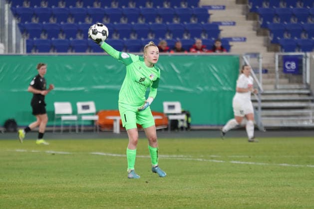 DFB-Pokal Frauen: FC Carl Zeiss Jena - SC Sand 1946; 11.03.26 Torwart Jasmin Janning (1, Carl Zeiss Jena) mit einem Abwurf. Fußball, DFB-Pokal Frauen, Viertelfinale: FC Carl Zeiss Jena vs. SC Sand 1946 am 11.03.26 im Ernst-Abbe-Sportfeld ad hoc arena, Jena. DFL REGULATIONS PROHIBIT ANY USE OF PHOTOGRAPHS AS IMAGE SEQUENCES AND OR QUASI-VIDEO. Copyright: xBEAUTIFULxSPORTS JanxKaeferx