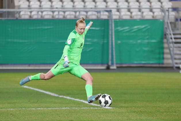 DFB-Pokal Frauen: FC Carl Zeiss Jena - SC Sand 1946; 11.03.26 Torwart Jasmin Janning (1, Carl Zeiss Jena) beim Abstoß. Fußball, DFB-Pokal Frauen, Viertelfinale: FC Carl Zeiss Jena vs. SC Sand 1946 am 11.03.26 im Ernst-Abbe-Sportfeld ad hoc arena, Jena. DFL REGULATIONS PROHIBIT ANY USE OF PHOTOGRAPHS AS IMAGE SEQUENCES AND OR QUASI-VIDEO. Copyright: xBEAUTIFULxSPORTS JanxKaeferx