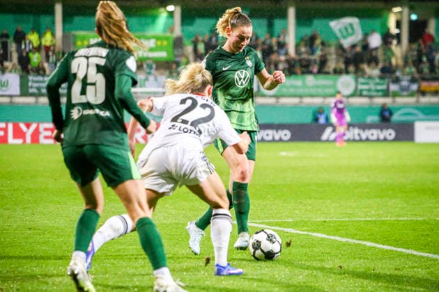 Deutschland: Fussball DFB-Pokal Frauen 2025 2026, Viertelfinale VfL Wolfsburg vs Eintracht Frankfurt AOK Stadion (Wolfsburg): Sarai Linder (VfL Wolfsburg Frauen, 39) Vivien Endemann (VfL Wolfsburg Frauen, 25) Wolfsburg Copyright: xAymanxAlahmedx