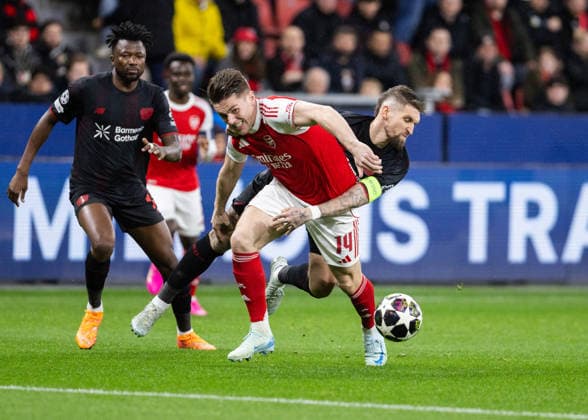 Leverkusen, Bayarena, 11.03.2026: Viktor Gyoekeres of Arsenal challenges Robert Andrich of Leverkusen during the Round 16 Championsleague match Bayer 04 Leverkusen vs. FC Arsenal.