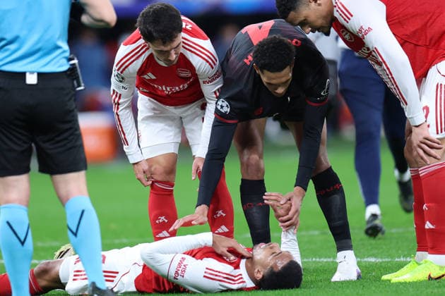 GER, UEFA CL, Achtelfinale, Bayer 04 Leverkusen (GER) vs. FC Arsenal (ENG), 11.03.2026, BayArena, Leverkusen, GER, UEFA CL, Achtelfinale, Bayer 04 Leverkusen (GER) vs. FC Arsenal (ENG), , im Bild: Gabriel Magalhaes (FC Arsenal 6), ist verletzt Schmerzen Verletzung,