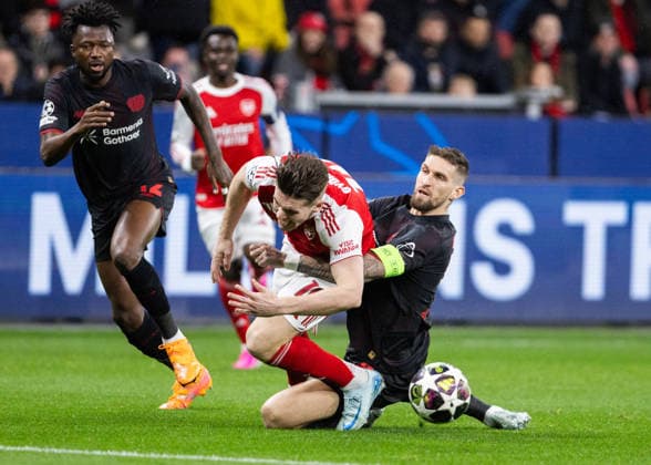 Leverkusen, Bayarena, 11.03.2026: Viktor Gyoekeres of Arsenal challenges Robert Andrich of Leverkusen during the Round 16 Championsleague match Bayer 04 Leverkusen vs. FC Arsenal.