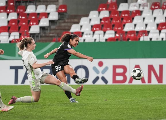 Deutschland: DFB-Pokal Frauen 2025 2026, SGS Essen vs SV Werder Bremen, Mittwoch 11.03.2026 Stadion an der Hafenstraße (Nordrhein-Westfalen, Deutschland) Ella Touon (SGS Essen, 32) Tor zum 1:0 Copyright: xMerlexKölkingx