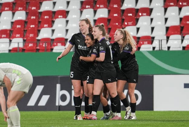 Deutschland: DFB-Pokal Frauen 2025 2026, SGS Essen vs SV Werder Bremen, Mittwoch 11.03.2026 Stadion an der Hafenstraße (Nordrhein-Westfalen, Deutschland) Tor zum 1:0 durch Ella Touon (SGS Essen, 32) Jubel Freude Emotionen Torjubel Copyright: xMerlexKölkingx