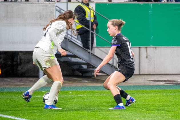 Deutschland: Fussball DFB Pokal Frauen-Viertelfinale 2025 2026 - SGS Essen vs SV Werder Bremen - Stadion an der Hafenstrasse (Essen): in Aktion Mara Alber (SV Werder Bremen,37) gegen Beke Sterner (SGS Essen, 19) Copyright: xOrhanxHabashx