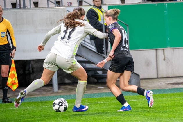 Deutschland: Fussball DFB Pokal Frauen-Viertelfinale 2025 2026 - SGS Essen vs SV Werder Bremen - Stadion an der Hafenstrasse (Essen): in Aktion Mara Alber (SV Werder Bremen,37) gegen Beke Sterner (SGS Essen, 19) Copyright: xOrhanxHabashx