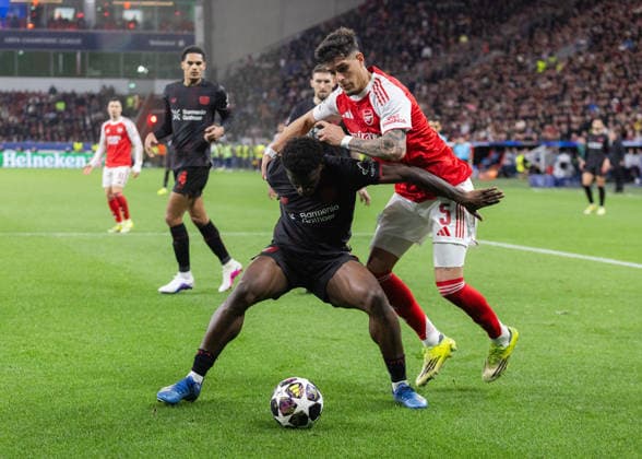 Leverkusen, Bayarena, 11.03.2026: Jarell Quansah of Leverkusen challenges Piero Hincapie of Arsenal during the Round 16 Championsleague match Bayer 04 Leverkusen vs. FC Arsenal.