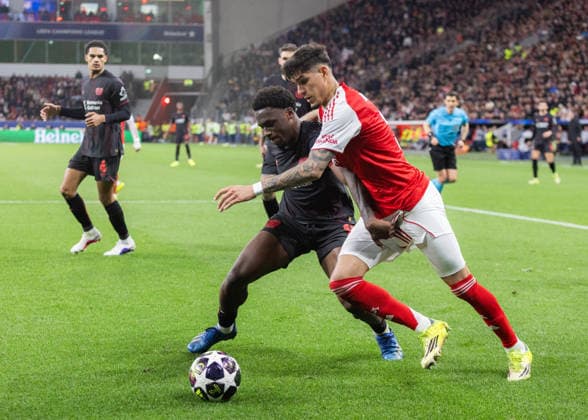 Leverkusen, Bayarena, 11.03.2026: Jarell Quansah of Leverkusen challenges Piero Hincapie of Arsenal during the Round 16 Championsleague match Bayer 04 Leverkusen vs. FC Arsenal.
