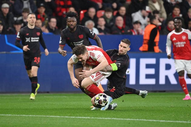 Robert Andrich (Bayer 04 Leverkusen), re., gegen Viktor Gyökeres (FC Arsenal) 11.03.2026, Fussball, UEFA Champions League 2025 2026, Achtelfinale, Bayer 04 Leverkusen - FC Arsenal UEFA regulations prohibit any use of photographs as image sequences and or quasi-video Leverkusen BayArena Nordrhein Westfalen Deutschland