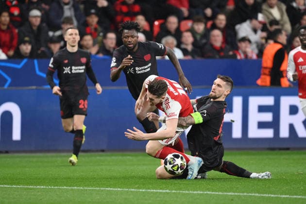 Robert Andrich (Bayer 04 Leverkusen), re., gegen Viktor Gyökeres (FC Arsenal) 11.03.2026, Fussball, UEFA Champions League 2025 2026, Achtelfinale, Bayer 04 Leverkusen - FC Arsenal UEFA regulations prohibit any use of photographs as image sequences and or quasi-video Leverkusen BayArena Nordrhein Westfalen Deutschland