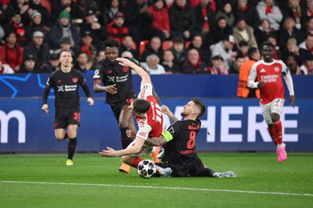 Robert Andrich (Bayer 04 Leverkusen), re., gegen Viktor Gyökeres (FC Arsenal) 11.03.2026, Fussball, UEFA Champions League 2025 2026, Achtelfinale, Bayer 04 Leverkusen - FC Arsenal UEFA regulations prohibit any use of photographs as image sequences and or quasi-video Leverkusen BayArena Nordrhein Westfalen Deutschland