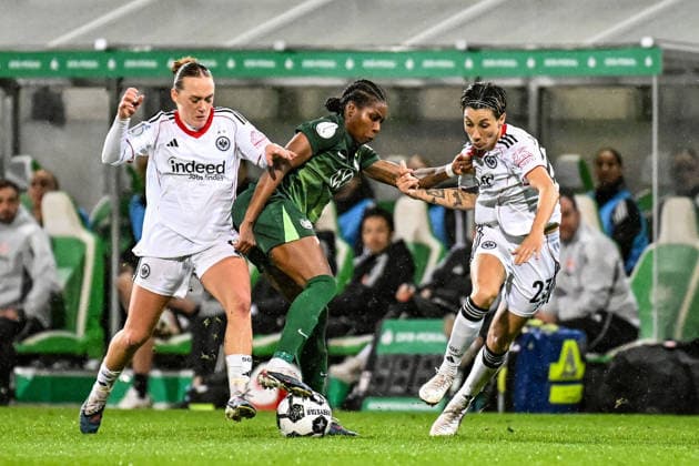 Fußball I Frauen I Saison 2025-2026 I DFB-Pokal I VfL Wolfsburg - Eintracht Frankfurt I 11.03.2026 Lisanne Gräwe (8, Eintracht Frankfurt), Lineth Beerensteyn (9, VfL Wolfsburg) und Sara Doorsoun-Khajeh (23, Eintracht Frankfurt) im Kampf um den Ball Wolfsburg AOK Stadion Niedersachsen Deutschland Copyright: xLobeca InesxHähnelx