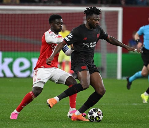 23.02.2026, xophax, Fussball , UEFA Champions League , 2025 2026 , Bayer Leverkusen gegen FC Arsenal London. Bukayo Saka , links ( Arsenal ) und Edmond Tapsoba ( Bayer 04 ) Leverkusen
