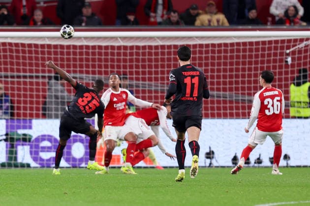 Zweikampf zwischen Christian Kofane (Bayer Leverkusen) und Jurrien Timber (Arsenal London) GER, Bayer Leverkusen gegen Arsenal London, Fussball, Champions League, Achtelfinale, Spielzeit 2025 2026, 11.03.2026 DFL REGULATIONS PROHIBIT ANY USE OF PHOTOGRAPHS AS IMAGE SEQUENCES AND OR QUASI-VIDEO GER, Bayer Leverkusen gegen Arsenal London, Fussball, Champions League, Achtelfinale, Spielzeit 2025 2026, 11.03.2026 Leverkusen Copyright: xEibner-Pressefoto FrankxZeisingx EP_FZG
