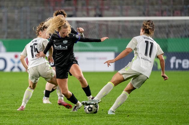 Zweikampf zwischen Michelle Weiss (SV Werder Bremen, 15), Julie Terlinden (SGS Essen, 02) und Maja Sternad (SV Werder Bremen, 11). SGS Essen vs. SV Werder Bremen, Fussball, DFB-Pokal Frauen, Viertelfinale, Saison 2025 2026, 11.03.2026 DFL DFB Regulations prohibit any use of Photographs as image sequences and or Quasivideo SGS Essen vs. SV Werder Bremen, Fussball, DFB-Pokal Frauen, Viertelfinale, Saison 2025 2026, 11.03.2026 Essen Copyright: xEibner-Pressefoto ThomasxHaeslerx EP_THR