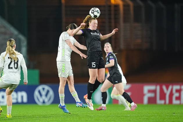 11.03.2025, xydrx, Fußball, DFB-Pokal Viertelfinale Frauen, SGS Essen - SV Werder Bremen, Saison 2025 2026, Stadion an der Hafenstraße: Lara Schmidt (SV Werder Bremen, 24) im Kopfball Duell gegen Laura Pucks (SGS Essen, 15) DFB regulations prohibit any use of photographs as image sequences and or quasi-video. Copyright: HMBxMedia YannisxDreimann