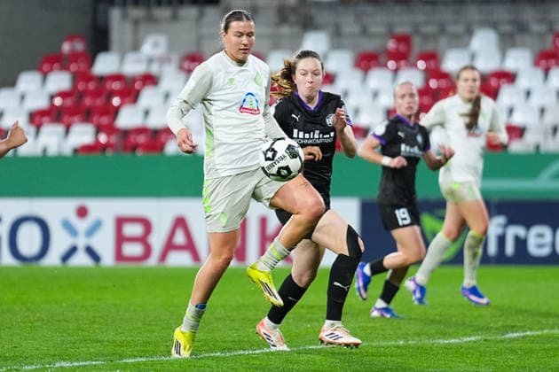 11.03.2025, xydrx, Fußball, DFB-Pokal Viertelfinale Frauen, SGS Essen - SV Werder Bremen, Saison 2025 2026, Stadion an der Hafenstraße: Larissa Muehlhaus (SV Werder Bremen, 7) im Zweikampf gegen Jana Feldkamp (SGS Essen, 31) DFB regulations prohibit any use of photographs as image sequences and or quasi-video. Copyright: HMBxMedia YannisxDreimann