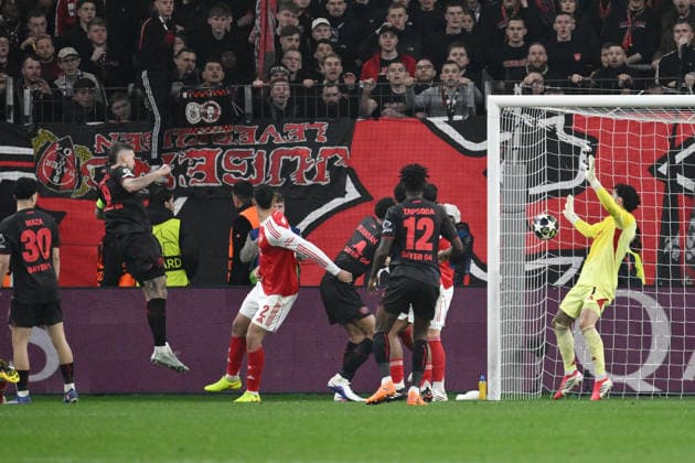 Robert Andrich (Bayer 04 Leverkusen), li., erzielt mit diesem Kopfball das 1:0 11.03.2026, Fussball, UEFA Champions League 2025 2026, Achtelfinale, Bayer 04 Leverkusen - FC Arsenal UEFA regulations prohibit any use of photographs as image sequences and or quasi-video Leverkusen BayArena Nordrhein Westfalen Deutschland