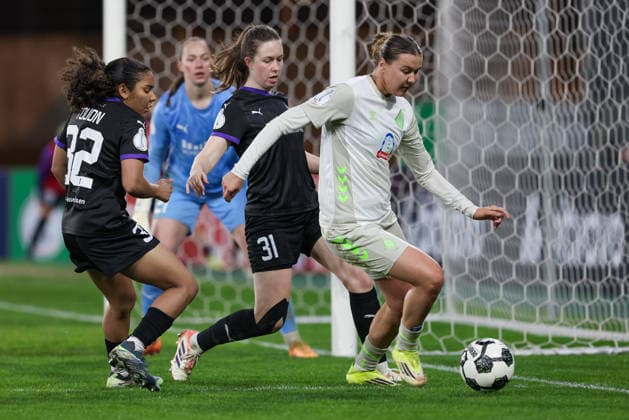 v.li.: Jana Feldkamp (SGS Essen, 31), Jana Feldkamp (SGS Essen, 31) und Larissa Mühlhaus (SV Werder Bremen, 7) im Zweikampf, Duell, Dynamik, Aktion, Action, Spielszene, DIE DFB-RICHTLINIEN UNTERSAGEN JEGLICHE NUTZUNG VON FOTOS ALS SEQUENZBILDER UND ODER VIDEOÄHNLICHE FOTOSTRECKEN. DFB REGULATIONS PROHIBIT ANY USE OF PHOTOGRAPHS AS IMAGE SEQUENCES AND OR QUASI-VIDEO., 11.03.2026, Essen (Deutschland), Fussball, DFB-Pokal Frauen, SGS Essen - SV Werder Bremen