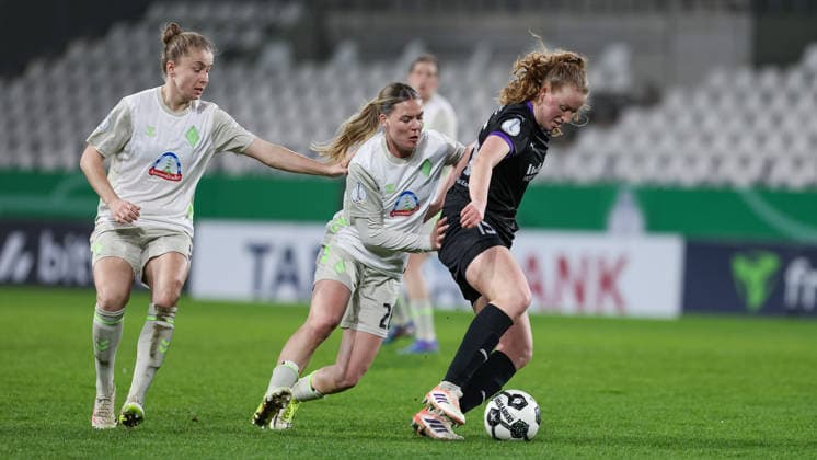 v.li.: Michelle Ulbrich (SV Werder Bremen, 5), Juliane Wirtz (SV Werder Bremen, 28) und Laura Pucks (SGS Essen, 15) im Zweikampf, Duell, Dynamik, Aktion, Action, Spielszene, DIE DFB-RICHTLINIEN UNTERSAGEN JEGLICHE NUTZUNG VON FOTOS ALS SEQUENZBILDER UND ODER VIDEOÄHNLICHE FOTOSTRECKEN. DFB REGULATIONS PROHIBIT ANY USE OF PHOTOGRAPHS AS IMAGE SEQUENCES AND OR QUASI-VIDEO., 11.03.2026, Essen (Deutschland), Fussball, DFB-Pokal Frauen, SGS Essen - SV Werder Bremen