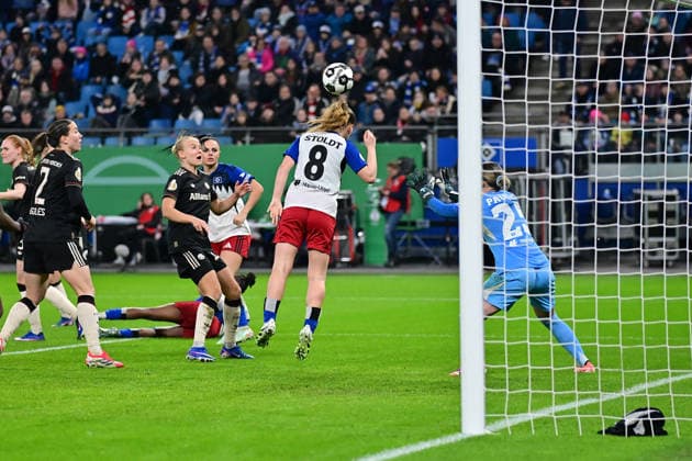 Fußball I Frauen I Saison 2025-2026 I DFB Pokal I Viertelfinale I Hamburger SV - FC Bayern München I 11.03.2026 Svea Stoldt (8, Hamburger SV) klärt per Kopf. Hamburg Volksparkstadion Hamburg Deutschland Copyright: xLobeca WolfxGebhardtx
