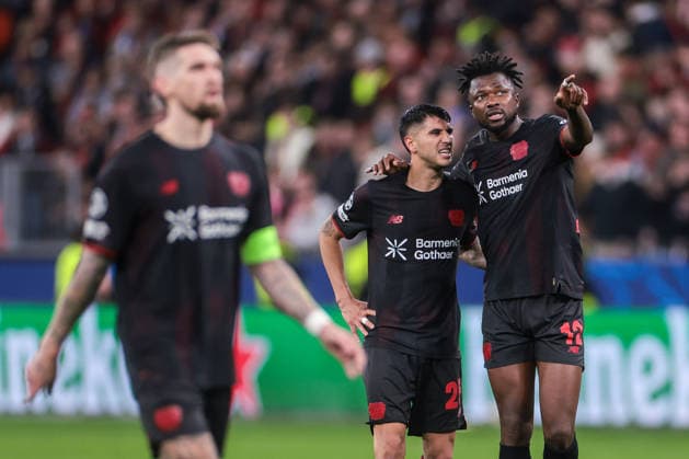 11.03.2026, Fussball, Achtelfinale der UEFA Champions League, Bayer 04 Leverkusen - Arsenal London, v. l. Exequiel Palacios (Bayer 04 Leverkusen) spricht mit Edmond Tapsoba (Bayer 04 Leverkusen). Leverkusen BayArena NRW Deutschland xRHR-FOTO DEx Copyright: DennisxEwert RHR-FOTOx RHR-FOTO DE
