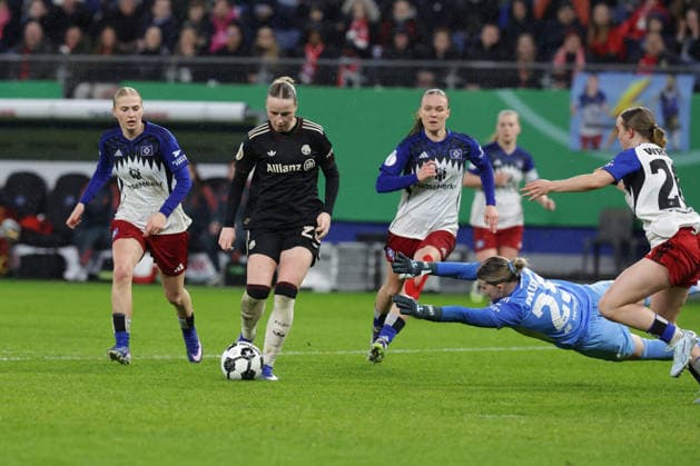 2026.03.11 xfsx Fussball DFB Pokal der Frauen Viertelfinale Hamburger Sportverein - Bayern Muenchen Volksparkstadion v.l. Franziska Kett (FC Bayern Muenchen ,20) macht das Tor zum 2:0 fuer FC Bayern Muenchen (DFL regulations prohibit any use of photographs as image sequences and or quasi-video. Copyright: HMBxMedia FernandoxSoares