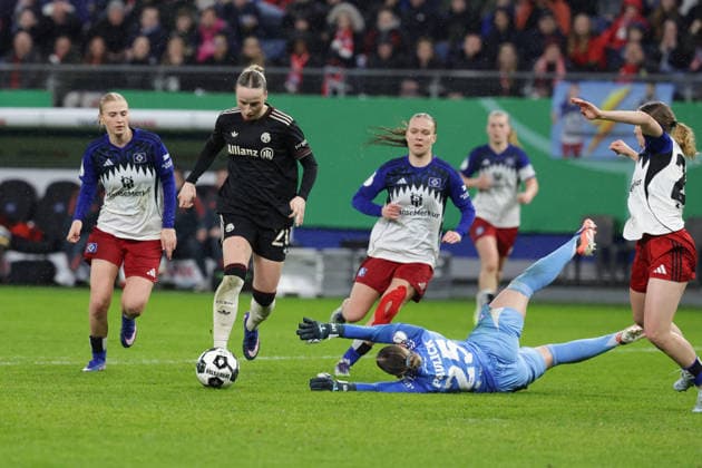 2026.03.11 xfsx Fussball DFB Pokal der Frauen Viertelfinale Hamburger Sportverein - Bayern Muenchen Volksparkstadion v.l. Franziska Kett (FC Bayern Muenchen ,20) macht das Tor zum 2:0 fuer FC Bayern Muenchen (DFL regulations prohibit any use of photographs as image sequences and or quasi-video. Copyright: HMBxMedia FernandoxSoares
