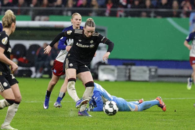 2026.03.11 xfsx Fussball DFB Pokal der Frauen Viertelfinale Hamburger Sportverein - Bayern Muenchen Volksparkstadion v.l. Franziska Kett (FC Bayern Muenchen ,20) macht das Tor zum 2:0 fuer FC Bayern Muenchen (DFL regulations prohibit any use of photographs as image sequences and or quasi-video. Copyright: HMBxMedia FernandoxSoares