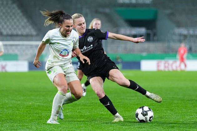 11.03.2025, xydrx, Fußball, DFB-Pokal Viertelfinale Frauen, SGS Essen - SV Werder Bremen, Saison 2025 2026, Stadion an der Hafenstraße: Maja Sternad (SV Werder Bremen, 11) im Zweikampf gegen Paula Flach (SGS Essen, 5) DFB regulations prohibit any use of photographs as image sequences and or quasi-video. Copyright: HMBxMedia YannisxDreimann