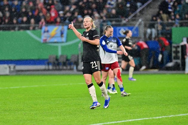 Fußball I Frauen I Saison 2025-2026 I DFB Pokal I Viertelfinale I Hamburger SV - FC Bayern München I 11.03.2026 Pernille Harder (21, FC Bayern München) bedankt sich für eine gute Vorlage. Hamburg Volksparkstadion Hamburg Deutschland Copyright: xLobeca WolfxGebhardtx