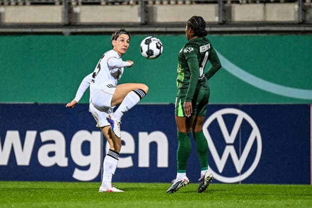 Fußball I Frauen I Saison 2025-2026 I DFB-Pokal I VfL Wolfsburg - Eintracht Frankfurt I 11.03.2026 Zweikampf Sara Doorsoun-Khajeh (23, Eintracht Frankfurt) gegen Lineth Beerensteyn (9, VfL Wolfsburg) Wolfsburg AOK Stadion Niedersachsen Deutschland Copyright: xLobeca InesxHähnelx