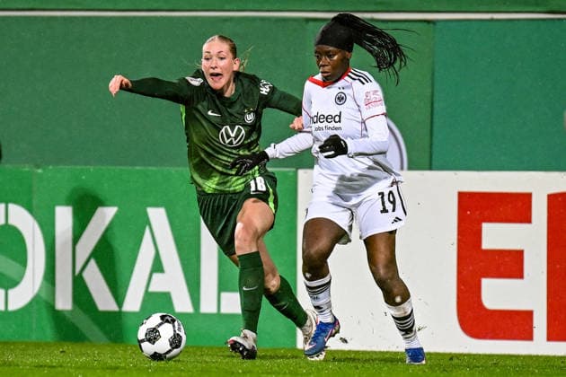 Fußball I Frauen I Saison 2025-2026 I DFB-Pokal I VfL Wolfsburg - Eintracht Frankfurt I 11.03.2026 Zweikampf Camilla Küver (16, VfL Wolfsburg) gegen Etonam Nicole Anyomi (19, Eintracht Frankfurt) Wolfsburg AOK Stadion Niedersachsen Deutschland Copyright: xLobeca InesxHähnelx