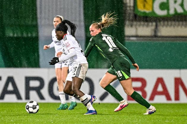 Fußball I Frauen I Saison 2025-2026 I DFB-Pokal I VfL Wolfsburg - Eintracht Frankfurt I 11.03.2026 Zweikampf Etonam Nicole Anyomi (19, Eintracht Frankfurt) gegen Camilla Küver (16, VfL Wolfsburg) Wolfsburg AOK Stadion Niedersachsen Deutschland Copyright: xLobeca InesxHähnelx