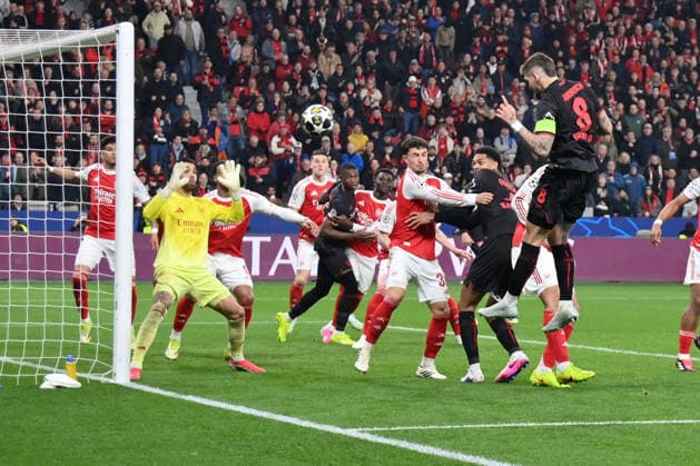 Robert Andrich (Bayer 04 Leverkusen), re., erzielt mit diesem Kopfball das Tor zum 1:0 11.03.2026, Fussball, UEFA Champions League 2025 2026, Achtelfinale, Bayer 04 Leverkusen - FC Arsenal UEFA regulations prohibit any use of photographs as image sequences and or quasi-video Leverkusen BayArena Nordrhein Westfalen Deutschland