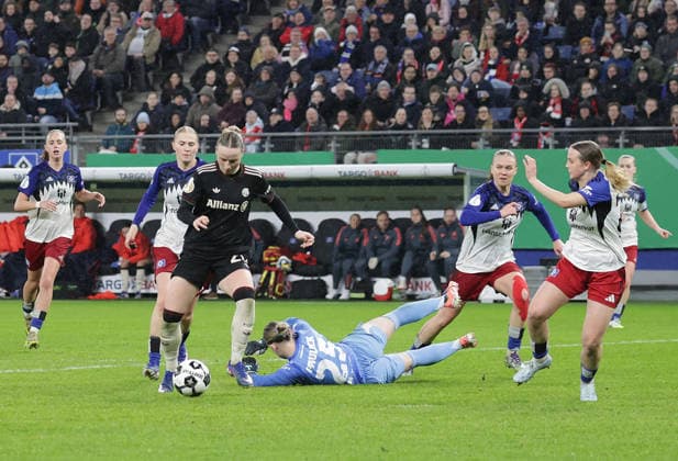 Hier erzielt Franziska Kett (FC Bayern Muenchen) das 0-2 gegen Torhueterin Lea Paulick (HSV) Fussball, Saison 2025 2026, Frauen, DFB Pokal, Viertelfinale, Volksparkstadion Hamburg, Hamburger SV gegen FC Bayern Muenchen DFL REGULATIONS PROHIBIT ANY USE OF PHOTOGRAPHS AS IMAGE SEQUENCES AND OR QUASI-VIDEO.