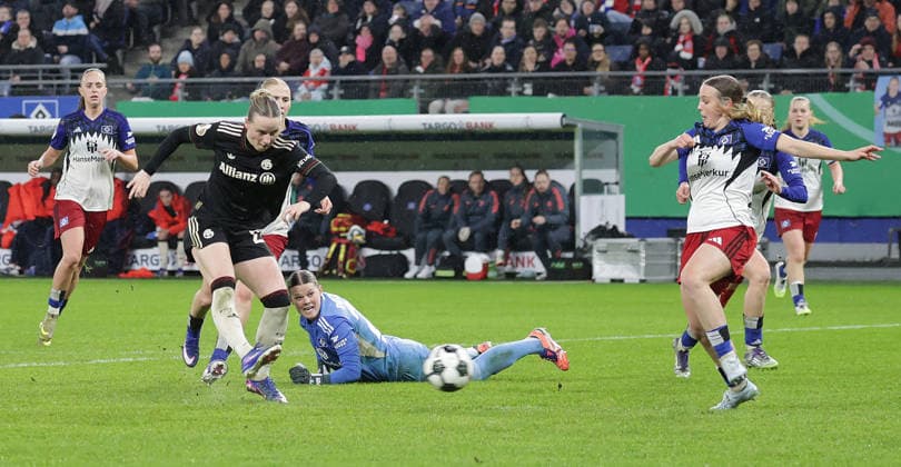 Hier erzielt Franziska Kett (FC Bayern Muenchen) das 0-2 gegen Torhueterin Lea Paulick (HSV) Fussball, Saison 2025 2026, Frauen, DFB Pokal, Viertelfinale, Volksparkstadion Hamburg, Hamburger SV gegen FC Bayern Muenchen DFL REGULATIONS PROHIBIT ANY USE OF PHOTOGRAPHS AS IMAGE SEQUENCES AND OR QUASI-VIDEO.
