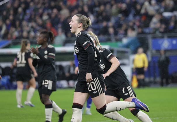 Torjubel 0-2 Franziska Kett (FC Bayern Muenchen) Fussball, Saison 2025 2026, Frauen, DFB Pokal, Viertelfinale, Volksparkstadion Hamburg, Hamburger SV gegen FC Bayern Muenchen DFL REGULATIONS PROHIBIT ANY USE OF PHOTOGRAPHS AS IMAGE SEQUENCES AND OR QUASI-VIDEO.