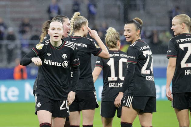 Torjubel 0-2 durch Franziska Kett (FC Bayern Muenchen) Fussball, Saison 2025 2026, Frauen, DFB Pokal, Viertelfinale, Volksparkstadion Hamburg, Hamburger SV gegen FC Bayern Muenchen DFL REGULATIONS PROHIBIT ANY USE OF PHOTOGRAPHS AS IMAGE SEQUENCES AND OR QUASI-VIDEO.