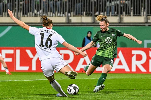 Fußball I Frauen I Saison 2025-2026 I DFB-Pokal I VfL Wolfsburg - Eintracht Frankfurt I 11.03.2026 Zweikampf Marthine Oestenstad (16, Eintracht Frankfurt) und Sarai Linder (39, VfL Wolfsburg) gehen gleichzeitig zum Ball Freisteller, Nahaufnahme, Porträt, Portrait, Einzelfoto, Einzelbild, Körper Wolfsburg AOK Stadion Niedersachsen Deutschland Copyright: xLobeca InesxHähnelx