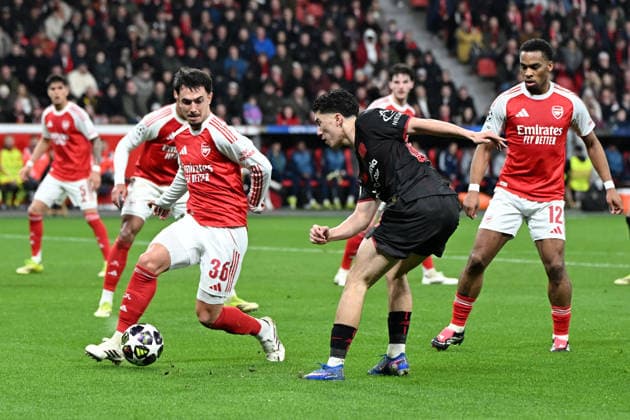 Martin Zubimendi (FC Arsenal) und Ibrahim Maza (Bayer 04 Leverkusen) im Zweikampf waehrend des Spiels der UEFA Champions League 2025 26, Achtelfinale, Hinspiel zwischen Bayer 04 Leverkusen und FC Arsenal, BayArena am 11. March 2026 in Leverkusen, Deutschland. (Foto von Ralf Treese DeFodi Images) +++ Martin Zubimendi (FC Arsenal) und Ibrahim Maza (Bayer 04 Leverkusen) battle for the ball during the UEFA Champions League 2025 26 Round of 16, First Leg, match between Bayer 04 Leverkusen and FC Arsenal at BayArena on February 24, 2026 in Leverkusen, Germany. (Photo by Ralf Treese DeFodi Images) -