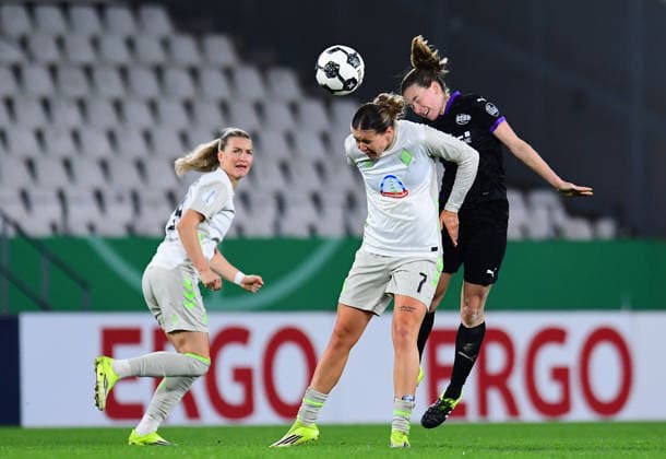 Fußball Frauen DFB-Pokal Saison 2025 2026 Viertelfinale: SGS Essen - Werder Bremen am 11.03.2026 im Stadion an der Hafenstraße in Essen Larissa Michelle Mühlhaus ( Werder Bremen ), vorne - Lena Ostermeier ( SGS Essen ), hinten DFB regulations prohibit any use of photographs as image sequences and or quasi-video. Nordrhein-Westfalen Deutschland