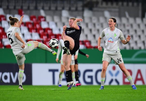 Fußball Frauen DFB-Pokal Saison 2025 2026 Viertelfinale: SGS Essen - Werder Bremen am 11.03.2026 im Stadion an der Hafenstraße in Essen Michelle Ulbrich ( Werder Bremen ), links - Ramona Maier ( SGS Essen ), mitte - Lara Schmidt ( Werder Bremen ), rechts DFB regulations prohibit any use of photographs as image sequences and or quasi-video. Nordrhein-Westfalen Deutschland